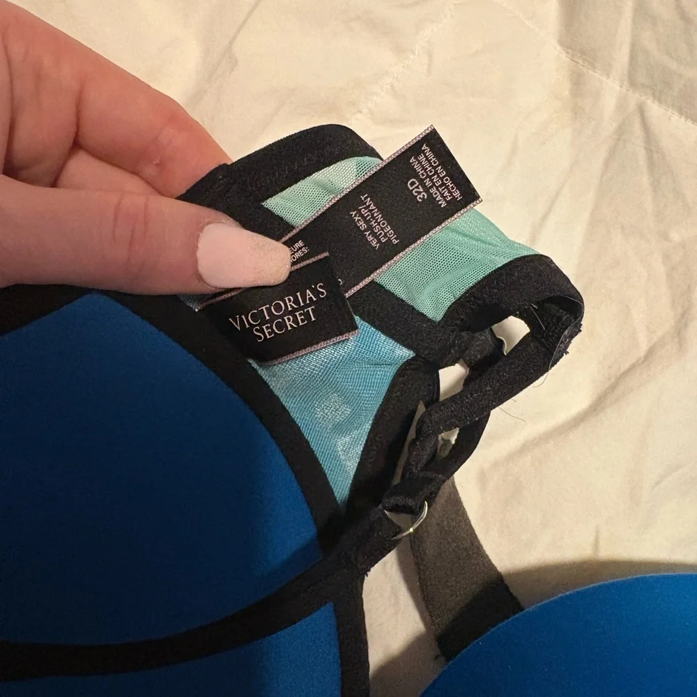 Victoria's Secret Blue and Aqua Bra and Panty Set - Picture 4 of 7